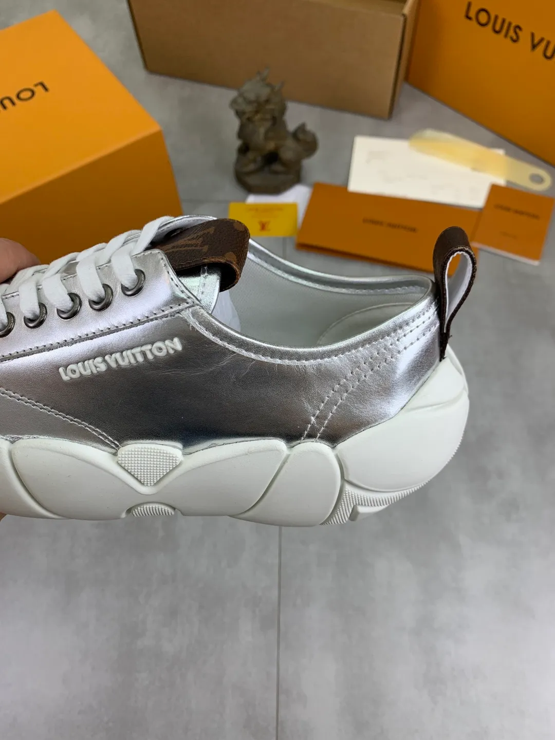 Men's men's shoes 💰P600 new style super hot 🔥 LV Bubble Bubble cloud shoes new casual sports shoes All stars have the same style. It's really good-looking and has a sense of technology and luxury. The shoe shape is smooth and not bulky, and small girls can easily handle it. TPU injection molded rice flower outsole, leather lining with breathable space mesh, molded cowhide feet, calfskin surface Code number: 35-40 (customized for 41 42) Color: black white silver